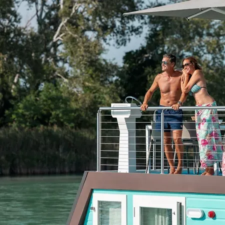 Marina Houseboat 2 Pax シャレー リニャーノ・サッビアドーロ