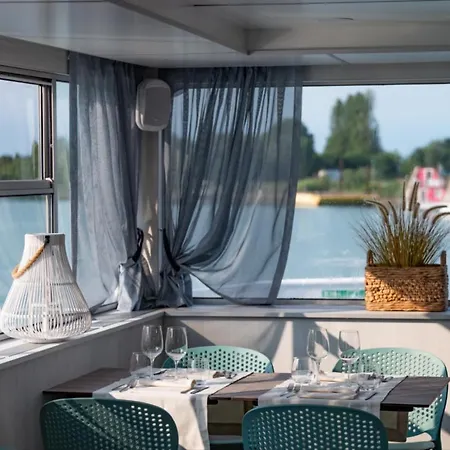 Marina Houseboat 2 Pax